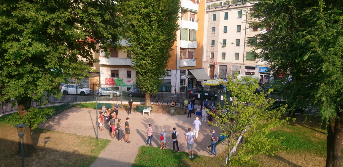 Incontro di coprogettazione verso un Patto di collaborazione per i giardini di via Mosso, parte del progetto 1,2,3 Mosso a cura della cooperativa B-CAM in collaborazione con diverse realtà locali a partire da La Città del Sole – Amici del Parco Trotter, Cinevan, nell’ambito di Lacittàintorno. Foto di Luca Rossetti