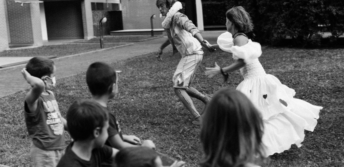 Spettacolo teatrale 'Romeo e Giulietta ai tempi del Corona Virus'nei cortili dei caseggiati del quartiere Adriano e di via Padova, a cura della compagnia Ditta Gioco Fiaba con la collaborazione dell'associazione ViviAdriano, nell'ambito di Lacittàintorno. Foto di Elisa Hassert
