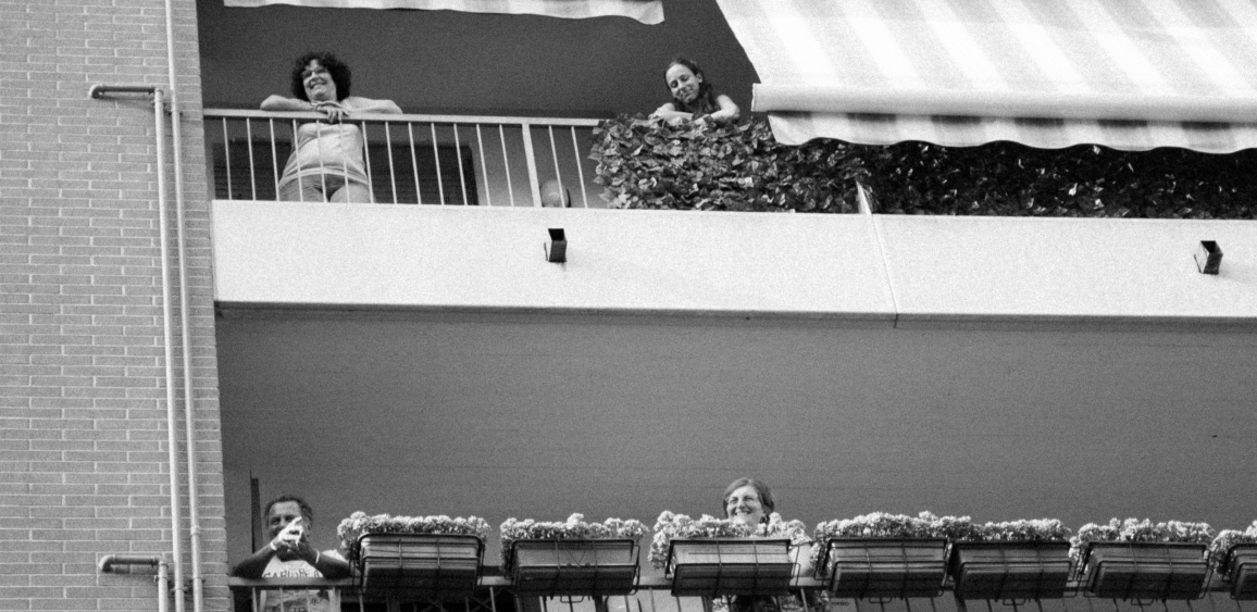 Spettacolo teatrale 'Romeo e Giulietta ai tempi del Corona Virus'nei cortili dei caseggiati del quartiere Adriano e di via Padova, a cura della compagnia Ditta Gioco Fiaba con la collaborazione dell'associazione ViviAdriano, nell'ambito di Lacittàintorno. Foto di Elisa Hassert