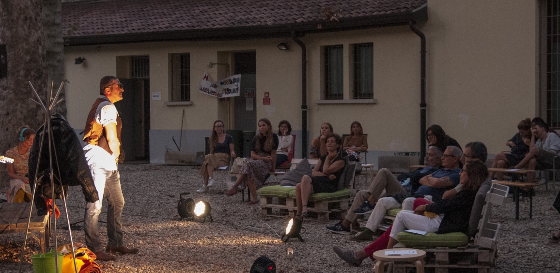 Spettacolo teatrale 'Teatrale Banana' Split nel giardino di ArteMadia durante il Nolo Fringe Festival, nell'ambito di Lacittàintorno. Foto di photonolo