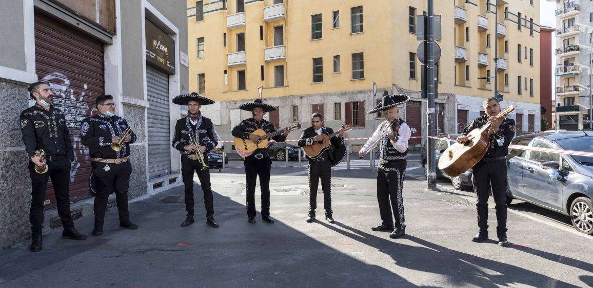 Spettacolo musicale 'Serenate Mariachi' nel piazzale di Madeincorvetto durante il festival La Città che Sale a cura di Musicamorfosi, nell'ambito di Lacittàintorno. Foto di Alberto Dedè e Bruno Pulici