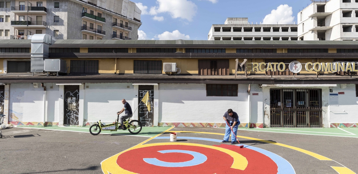 Colorazione di Piazzale Ferrara davanti a Madeincorvetto, il Punto di Comunità Lacittàintorno, parte delle attività del Patto di collaborazione firmato nell'ambito dell'azione Luoghicomuni di Lacittàintorno, in collaborazione con Piazze Aperte - Comune di Milano. Foto di Alberto Dedè e Bruno Pulici