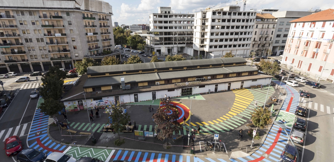 Colorazione di Piazzale Ferrara davanti a Madeincorvetto, il Punto di Comunità Lacittàintorno, parte delle attività del Patto di collaborazione firmato nell'ambito dell'azione Luoghicomuni di Lacittàintorno, in collaborazione con Piazze Aperte - Comune di Milano. Foto di Alberto Dedè e Bruno Pulici