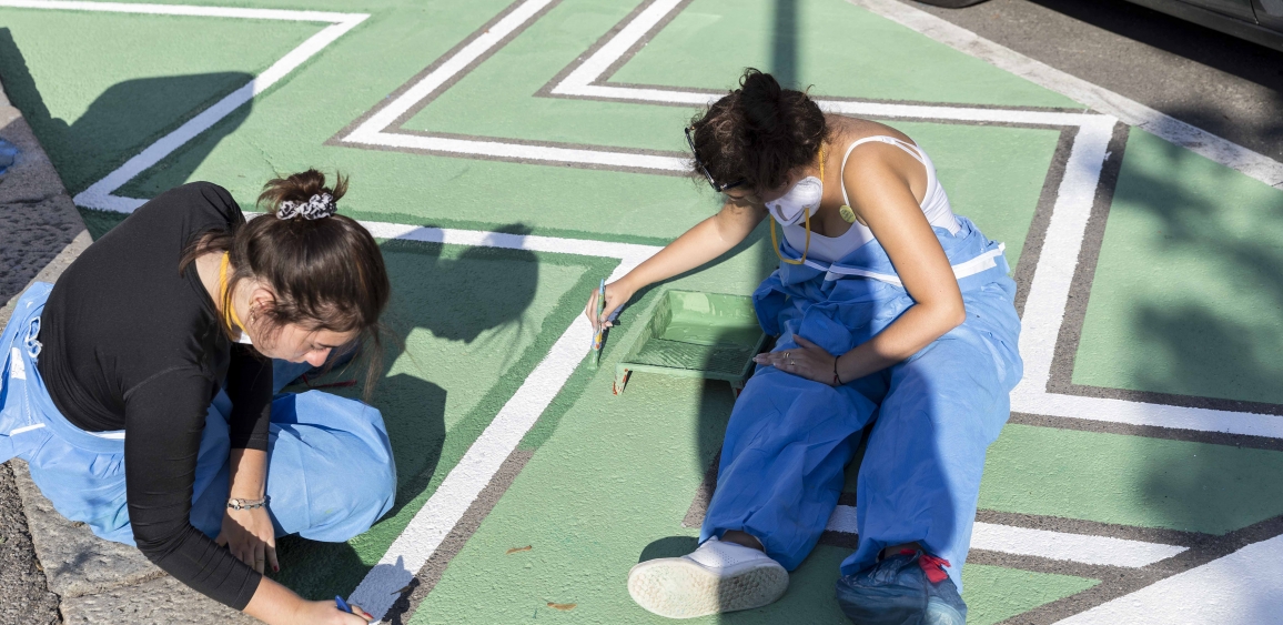 Colorazione di Piazzale Ferrara davanti a Madeincorvetto, il Punto di Comunità Lacittàintorno, parte delle attività del Patto di collaborazione firmato nell'ambito dell'azione Luoghicomuni di Lacittàintorno, in collaborazione con Piazze Aperte - Comune di Milano. Foto di Alberto Dedè e Bruno Pulici